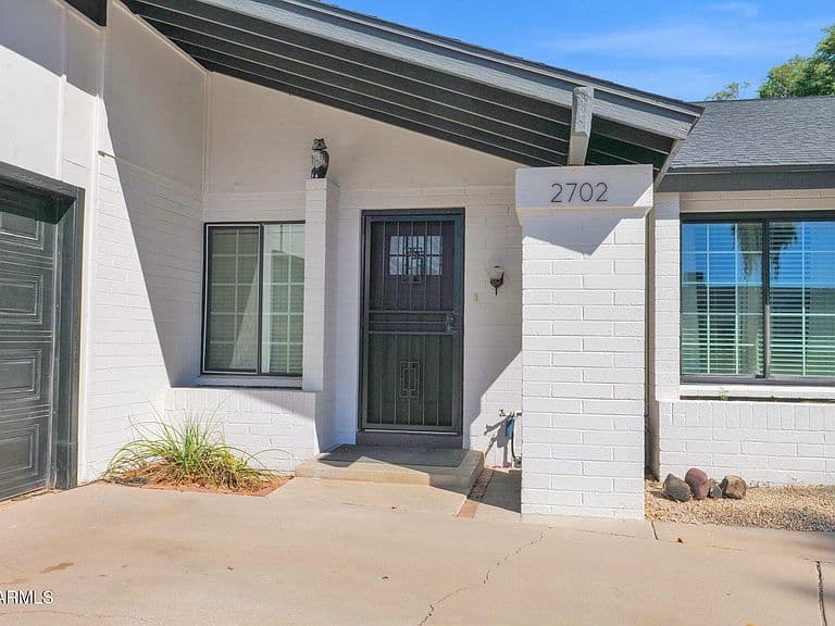2702 E CORRINE Drive photo 3