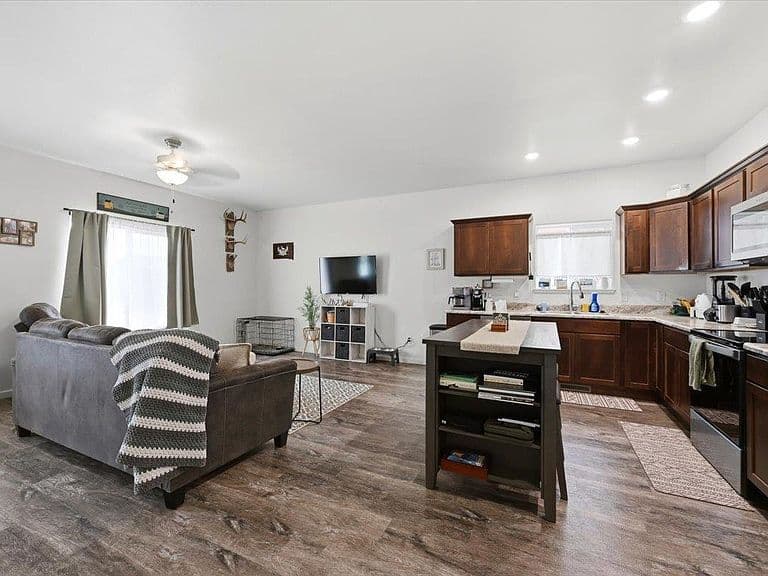 258 Aurora Ave photo 4