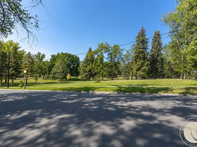244 Parkhill Dr photo 3