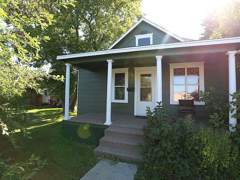 1104 Kelly Ave photo 1