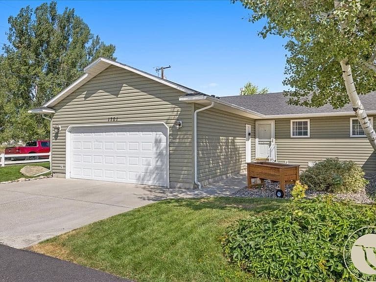 1701 Hawthorne Ln photo 1