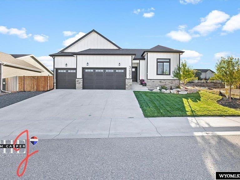 3685 Red Wolf Dr photo 2