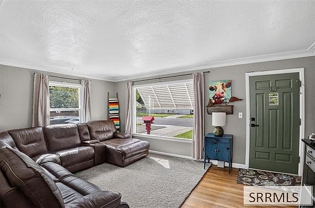 754 Dogwood St photo 3