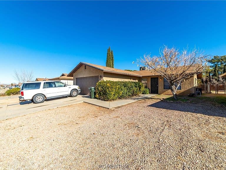 3586 N Pearl Street photo 2