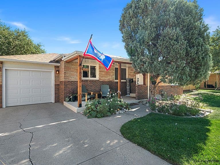 1823 Crook Ave photo 1