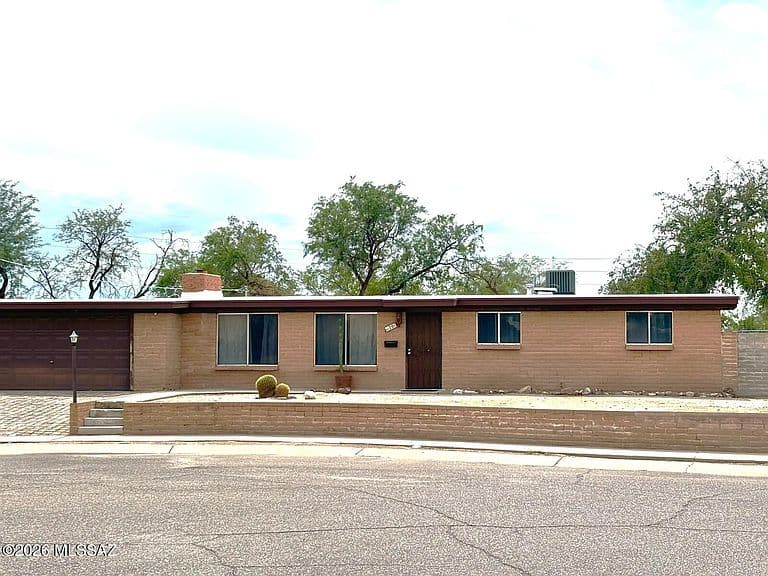 701 W Edgewater Dr photo 2