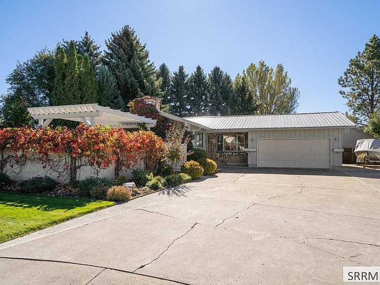 733 Hansen Ave photo 1