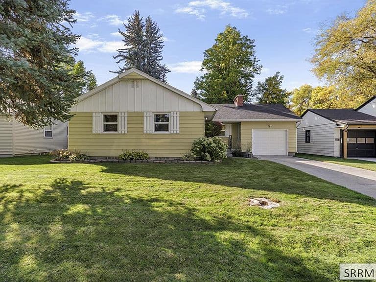 215 Tautphaus Dr photo 2