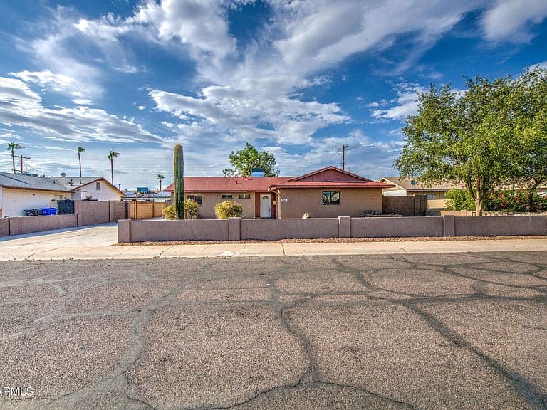 7922 W EARLL Drive photo 3