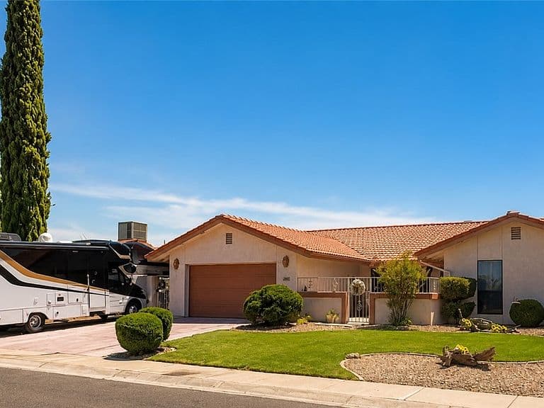 985 Country Club Drive photo 2