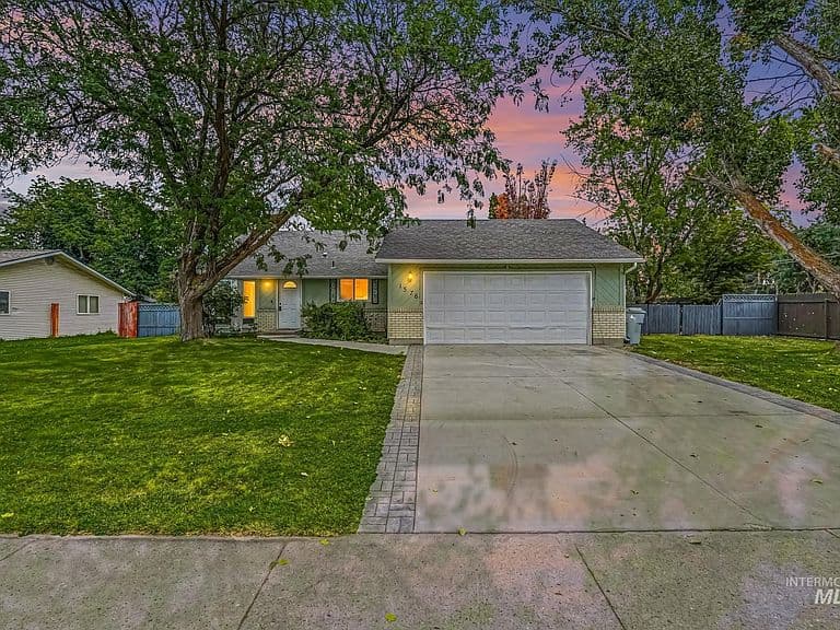 1576 S Linda Vista Ave photo 1