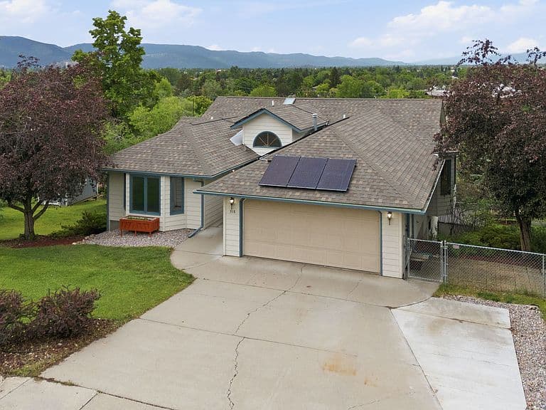 916 Simons Dr photo 3