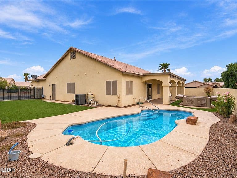 1919 E Crater Lake Dr photo 3