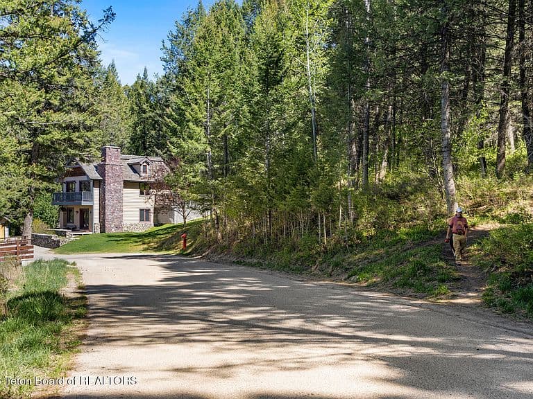 930 Snow King Dr photo 2