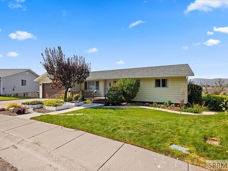 1445 Bluebell Cir photo 3