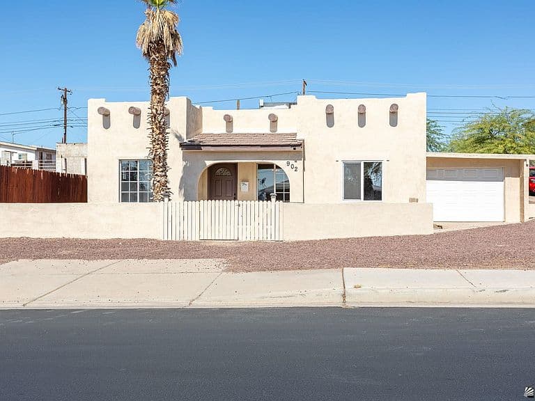 902 S 1st Ave photo 3