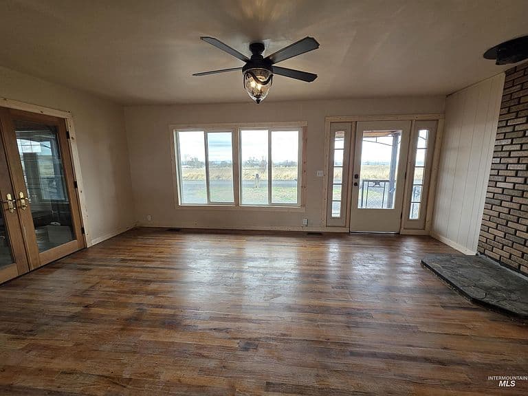 221 Juniper St photo 2