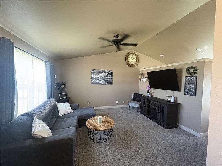 1422 King George St photo 4