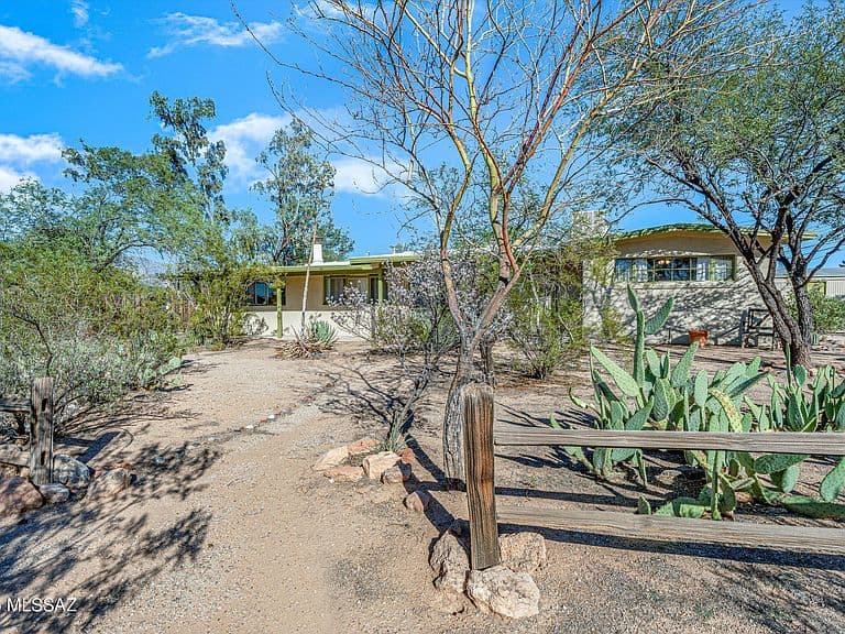 3338 N Jackson Ave photo 1
