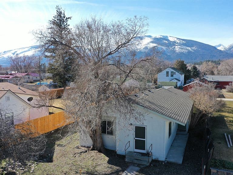709 N 6th St photo 1