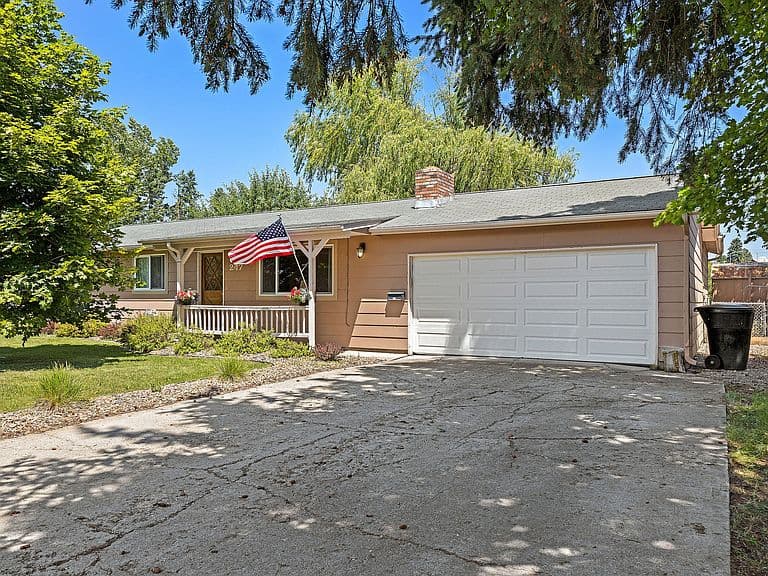 247 Rosewood Dr photo 1