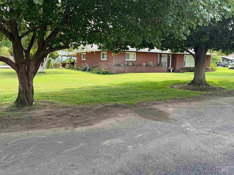 571 N 3rd Ave photo 2