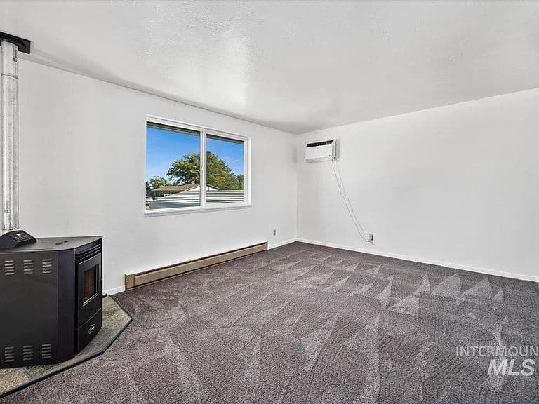 3085 Dickson Ave photo 5