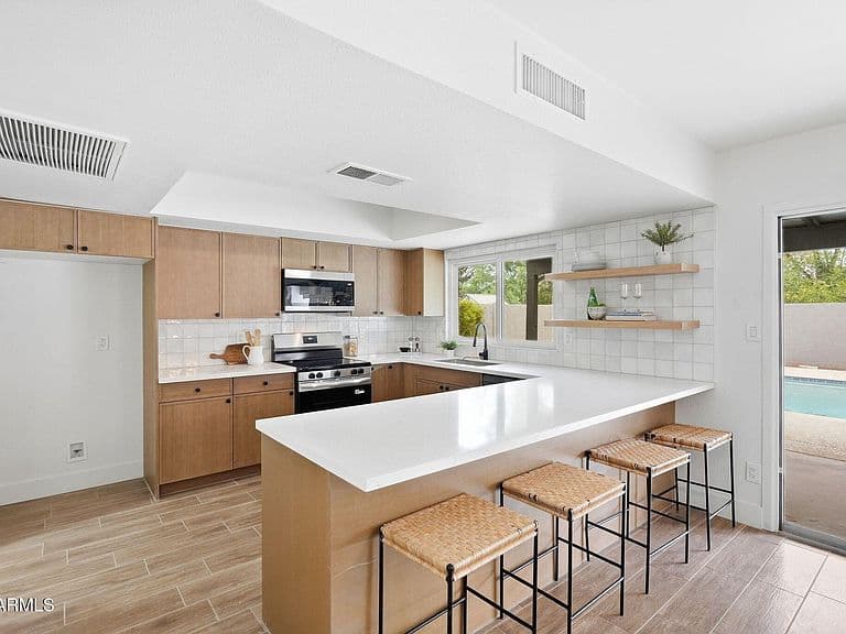 5216 W DESERT COVE Avenue photo 1