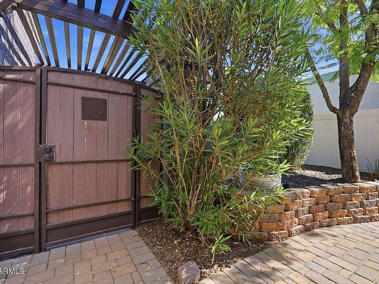 1429 E KERRY Lane photo 2