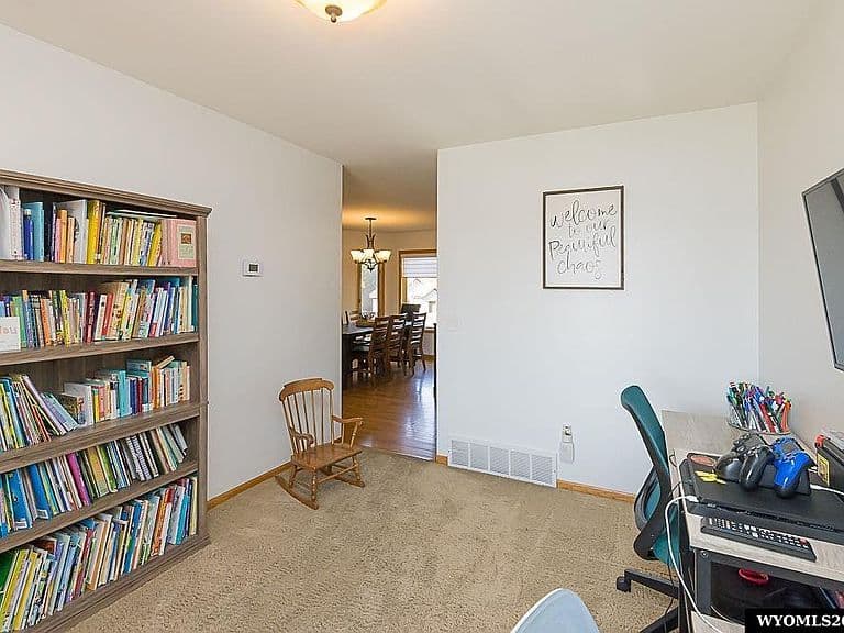 1004 Rosewood Dr photo 4