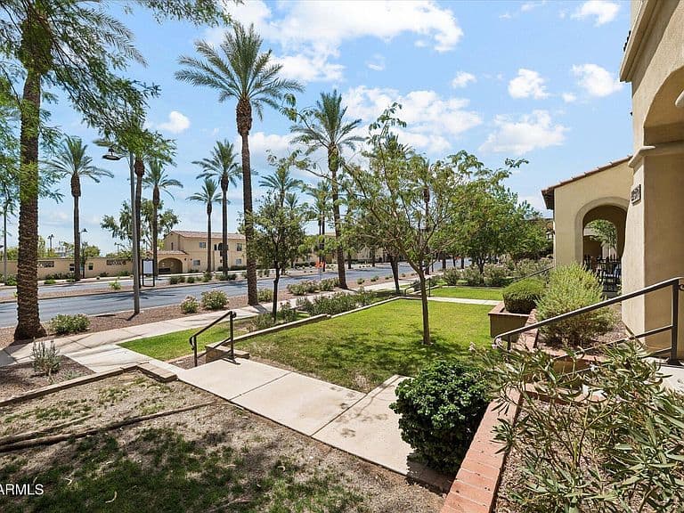 4312 N VERRADO Way photo 2