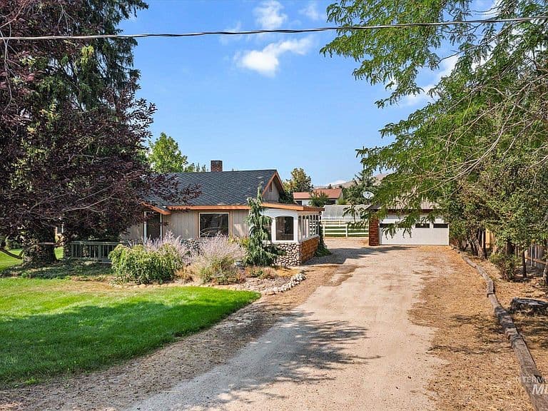 5712 W Castle Dr photo 2