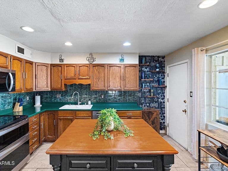 2214 W KEIM Drive photo 2