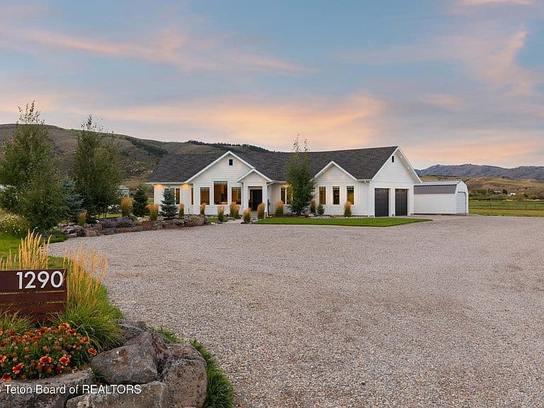 1290 Smoky Canyon Rd photo 2