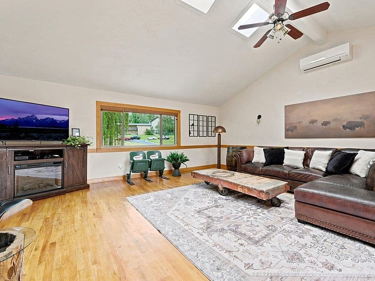 705 Circle Dr photo 2