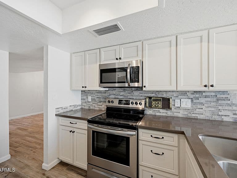 6527 N MARYLAND Circle photo 4