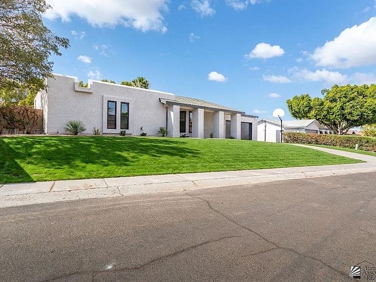 1305 W Parkway Dr photo 2