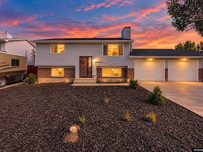 1037 Maple Way photo 1