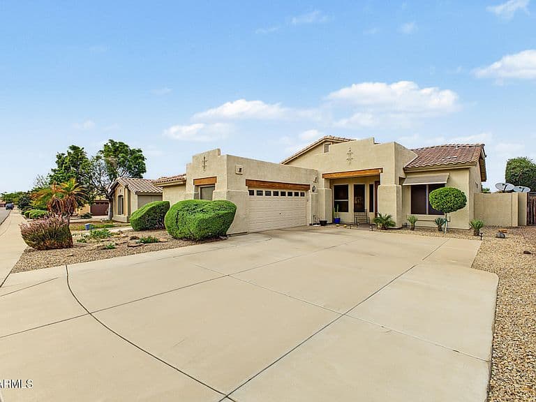 1462 E GERONIMO Street photo 2