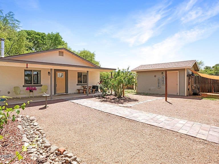 263 E HOLLAMON Street photo 4