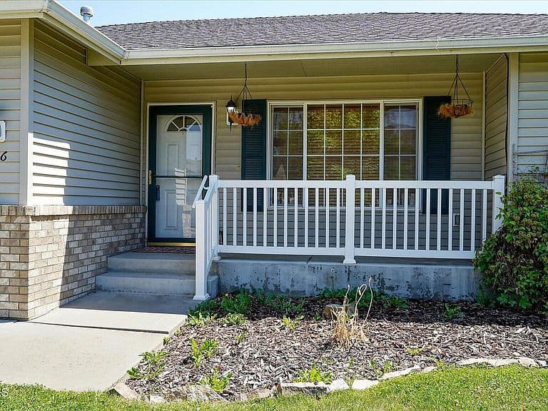 2416 N Mackenzie Dr photo 2