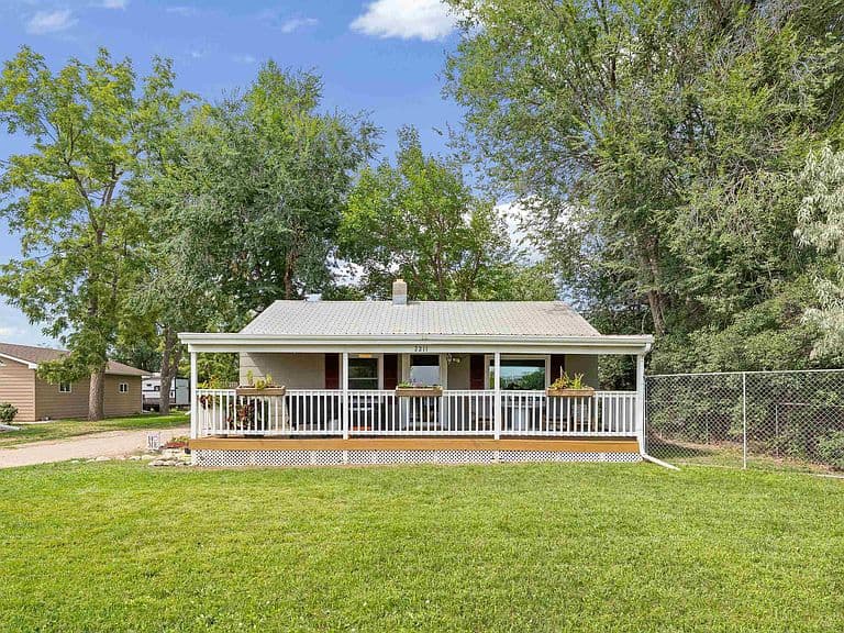2211 S Valley Dr photo 2