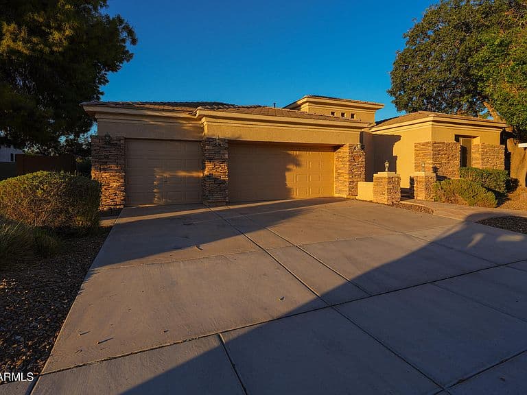 462 W CAROB Drive photo 3
