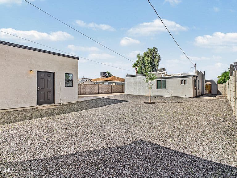 1635 E MONTECITO Avenue photo 4