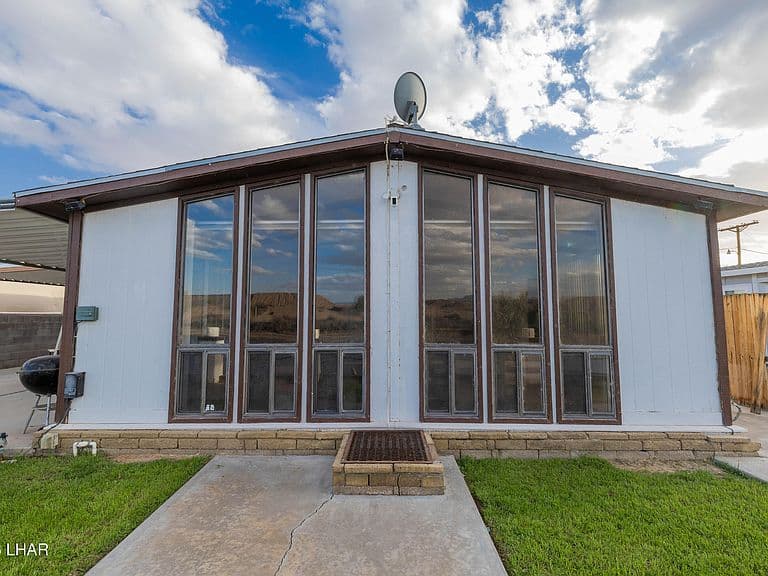 434 E Riverfront Dr photo 3