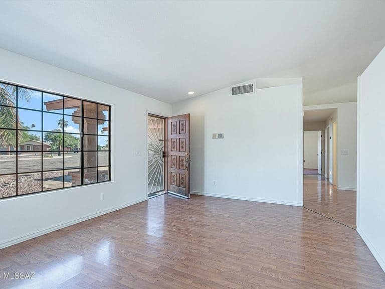 1821 W Newhall Dr photo 3