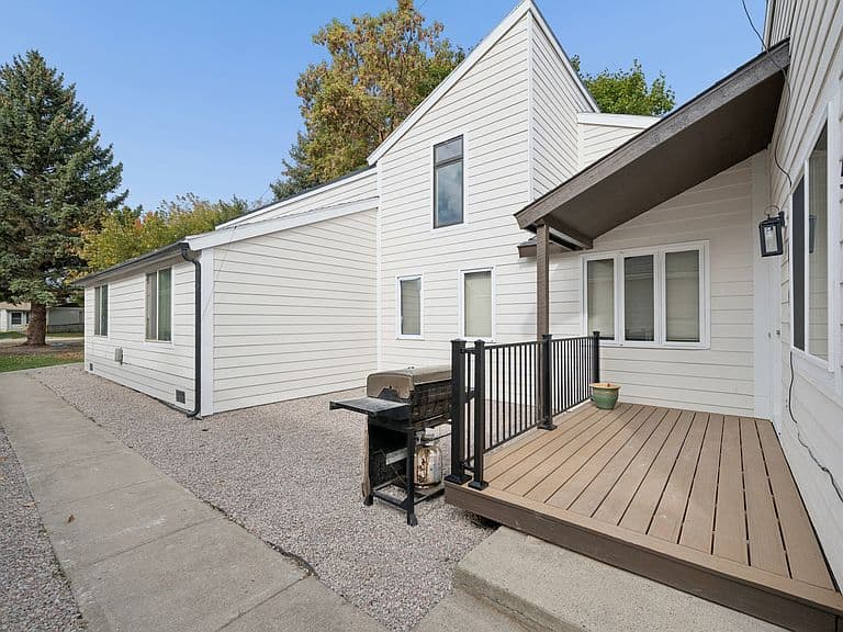 535/537 10th Ave W photo 3