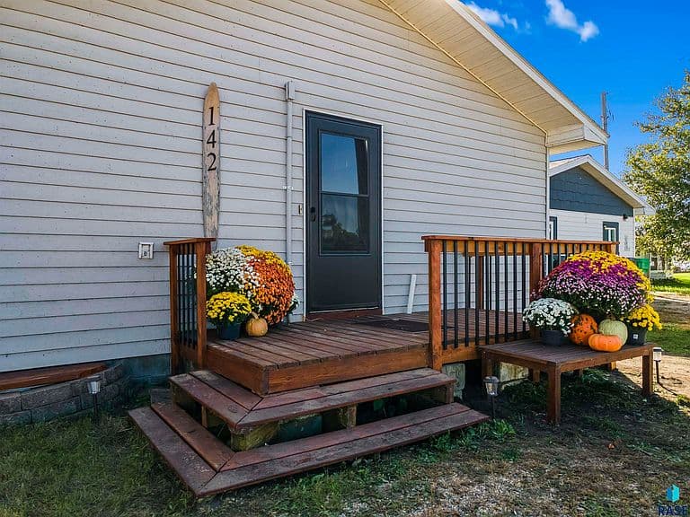 142 N Lake Dr photo 1