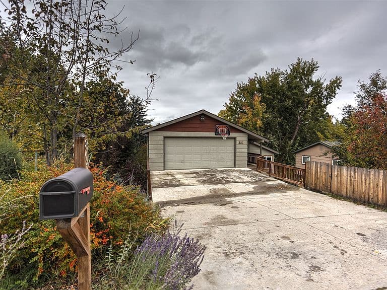 807 Whitaker Dr photo 2
