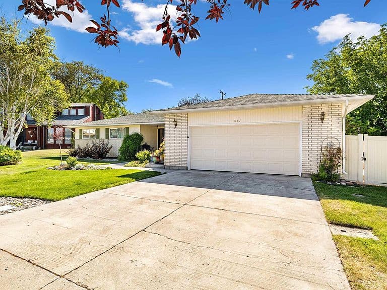 847 Rosewood Dr photo 3